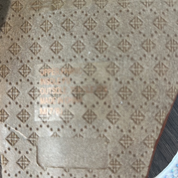 MIMI WHITE EMBELLISHED FLIP FLOP IN SIZE 7/8 M - Picture 4 of 5